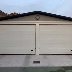 installazione di porte sezionali “Seip Residential”